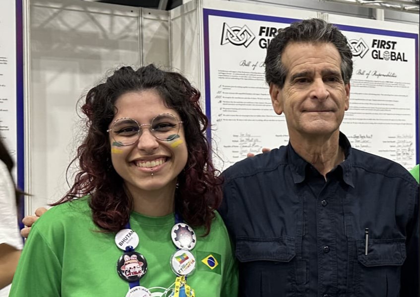 Nathany Machado ao lado do criador da competição de robótica, Dean Kamen