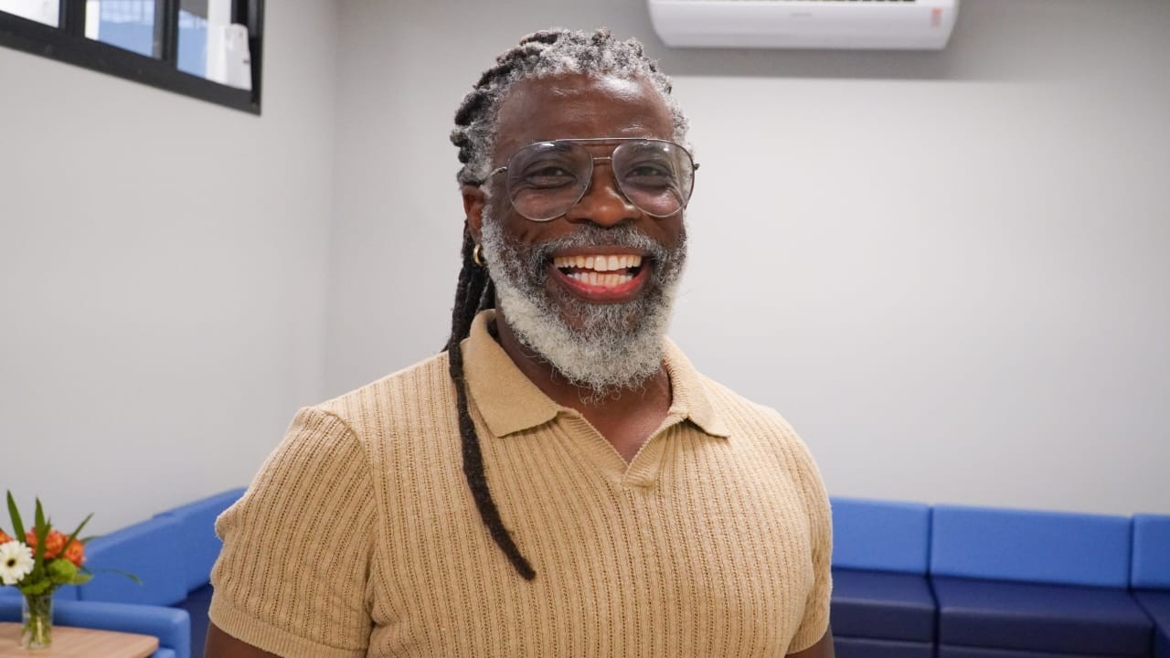 O professor Renato Noguera, da UFRRJ, destacou que a escola deve ser um espaço de trocas afetivas, onde emoções positivas fortalecem a aprendizagem e barreiras como racismo e opressão prejudicam a inclusão.
Foto: Geraldo Marçal / Geração SESI SENAI