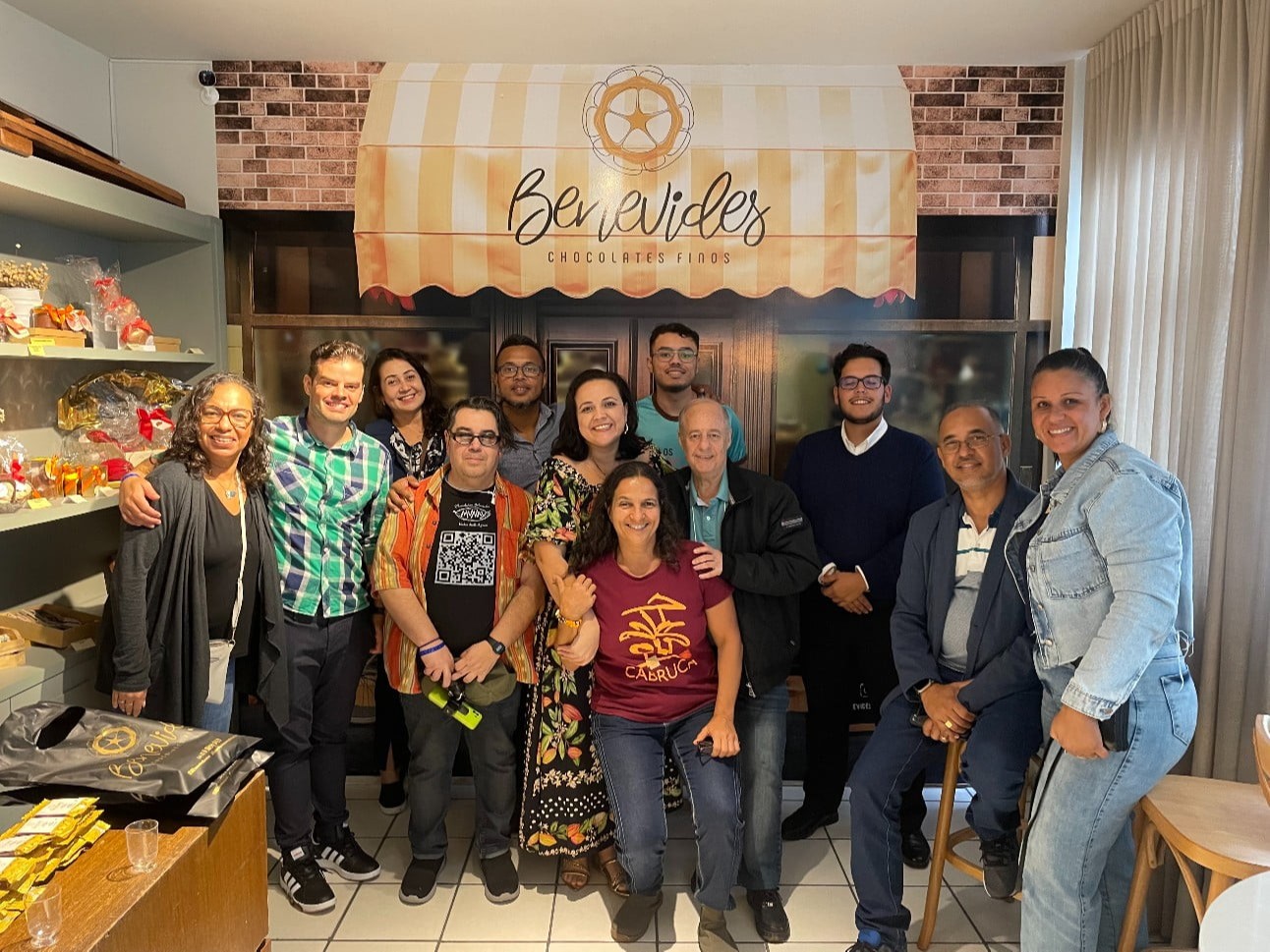 Representantes comerciais e traders visitaram produtores baianos. Na imagem, visita à Benevides Chocolates Finos. grupo de pessoas posam para foto