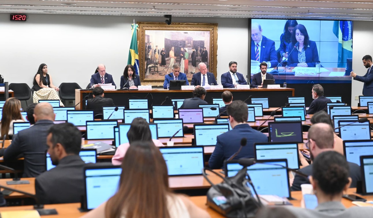 Na CCJ, CNI defende negociação coletiva como via para discutir a redução da jornada.