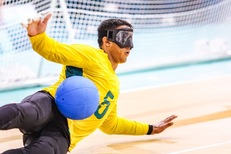 No goalball, Josemarcio “Parazinho” teve um desempenho notável ao garantir a medalha de bronze para o Brasil. Com dois gols decisivos de Parazinho, a equipe venceu a China por 5 a 3. Foto: Patrícia Almeida/CPB