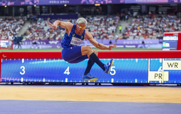 No atletismo, Aser Ramos protagonizou um momento de pura superação ao conquistar a prata no salto em distância T36 (paralisados cerebrais), com a marca de 5,76 metros. Foto: Silvio Avila/CPB