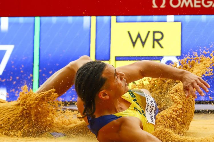 O atleta estreante Paulo Henrique dos Reis garantiu o bronze para o Brasil no salto em distância T13 (deficiência visual), com seus 7,20m, sua melhor marca na temporada. Foto: Silvio Avila/CPB