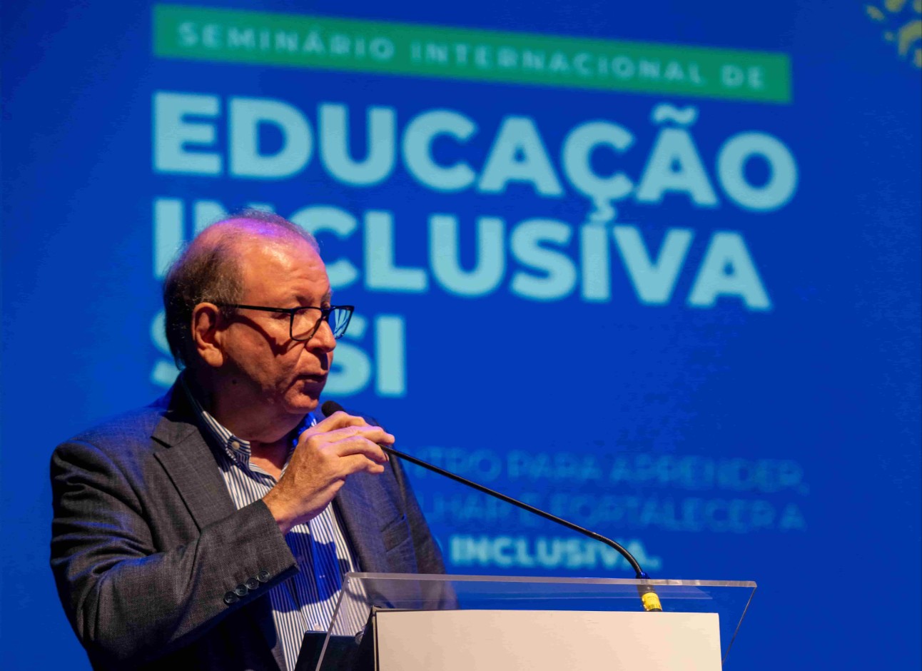 O presidente da FIEC, Ricardo Cavalcante, abriu o seminário ao lado de representantes do Sistema Indústria e destacou a importância do diálogo entre especialistas e educadores. Foto: Leudo Lima / CNI