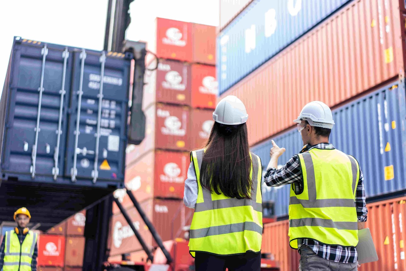 Trabalhadores no terminal de contêineres. Engenheiros processam pedidos e produtos na logística de armazém em navios de carga para importação e exportação no porto.