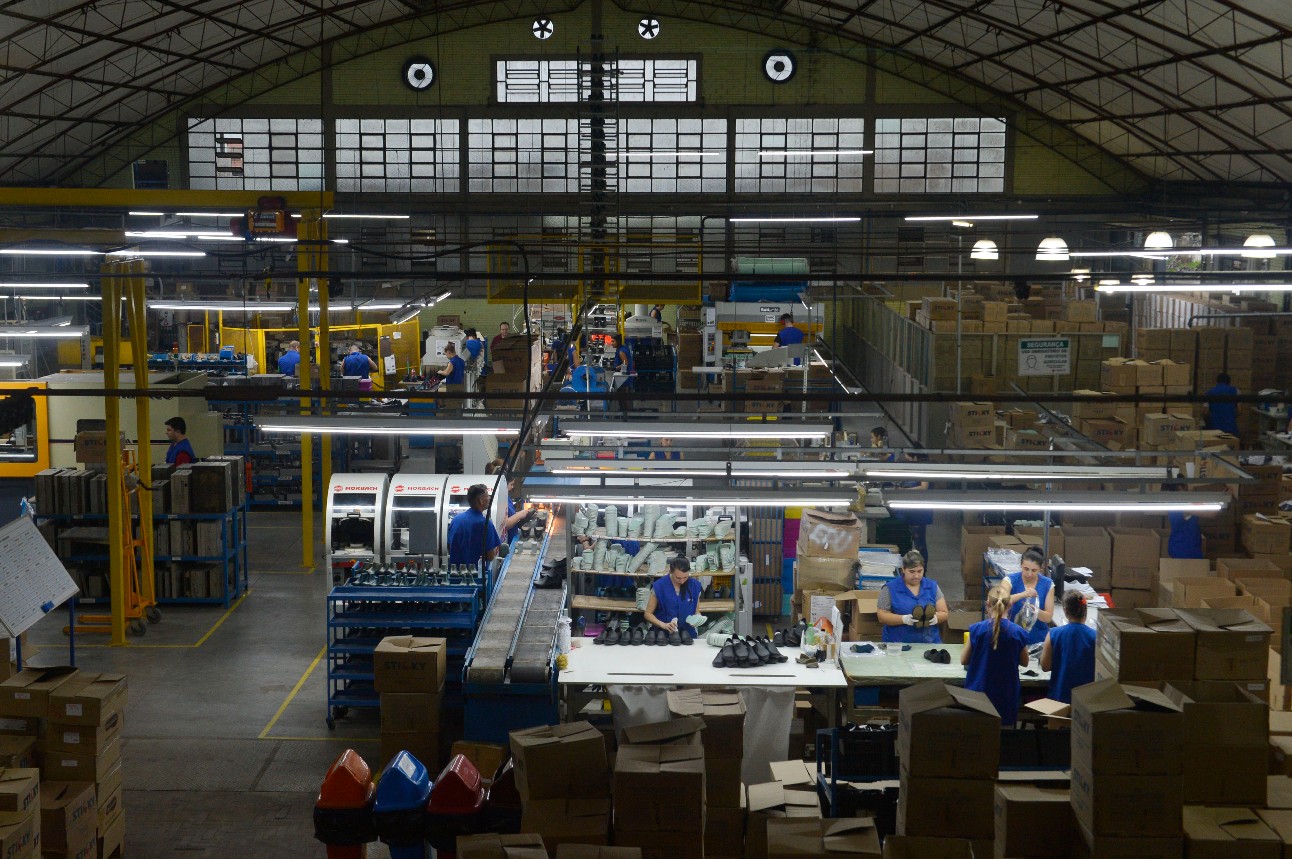 Costureiras e operadores de máquinas são os postos com mais vagas no setor de vestuário