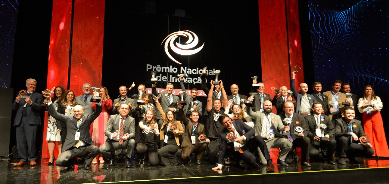 Vencedores do Prêmio Nacional de Inovação do 8º Congresso Brasileiro de Inovação na Indústria, em 2019
