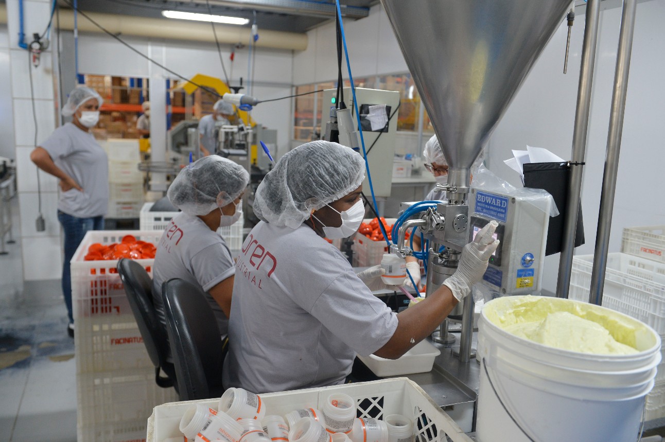 Trabalhadoras utilizando máscara durante a atividade em uma indústria de cosméticos