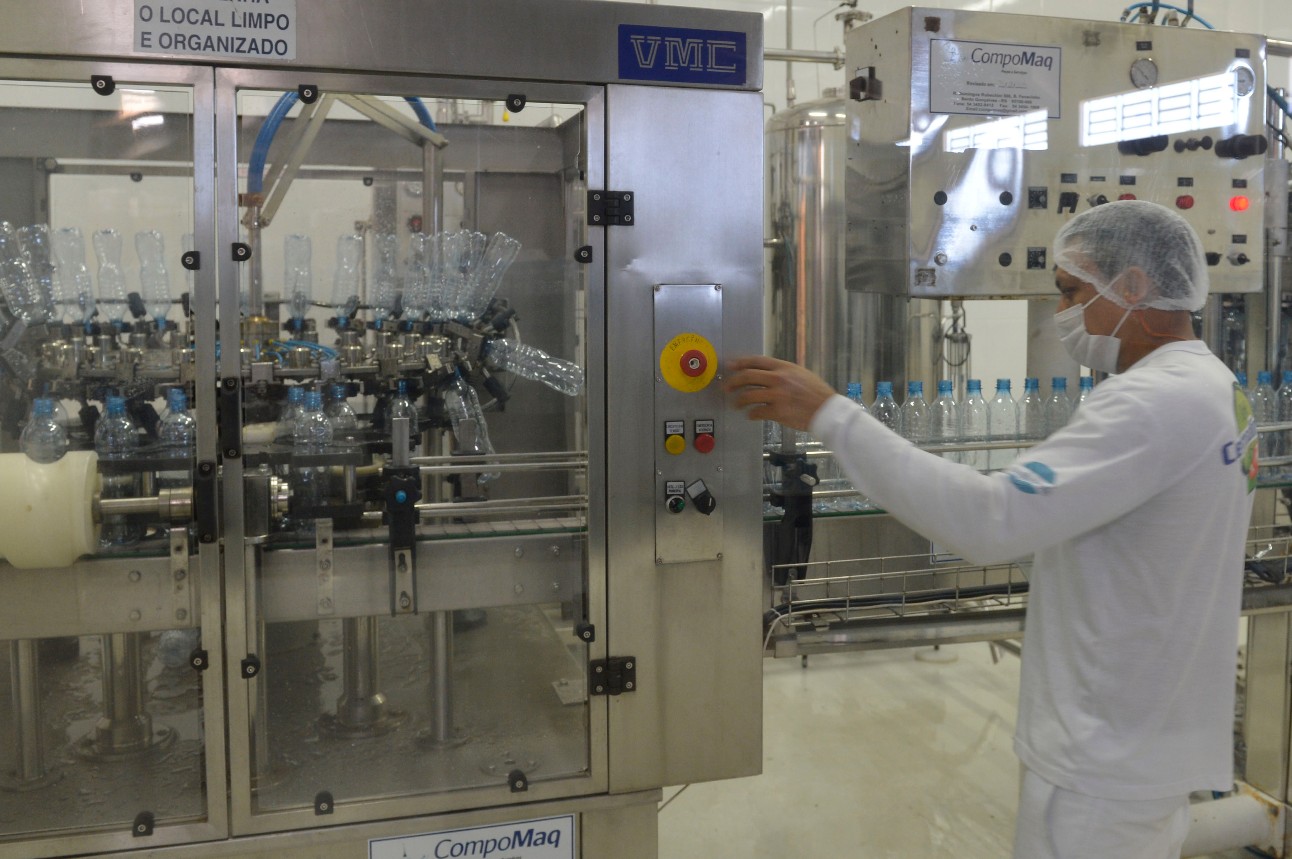 Produção de água mineral na fábrica de refrigerantes Cerradinho