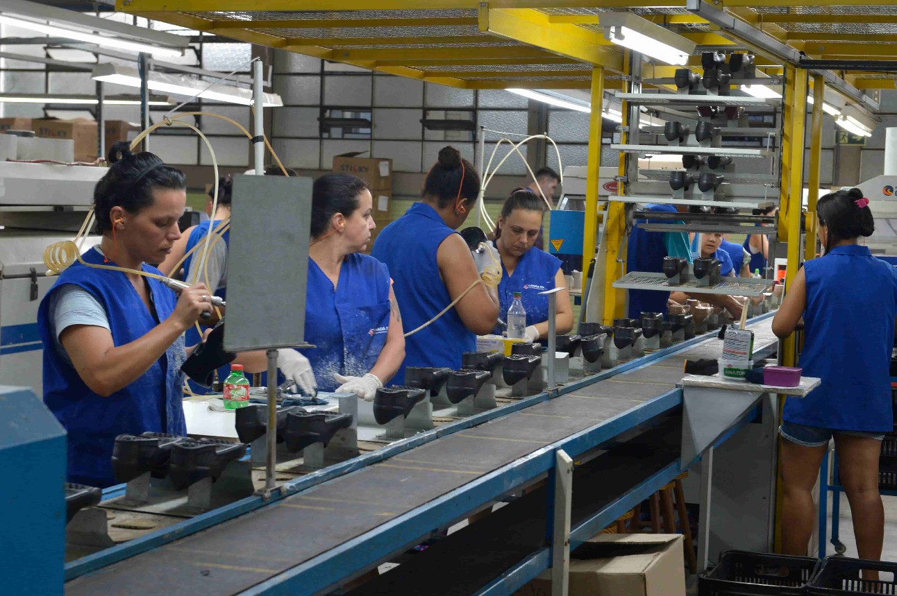 mulheres com uniforme azul trabalham em fábrica