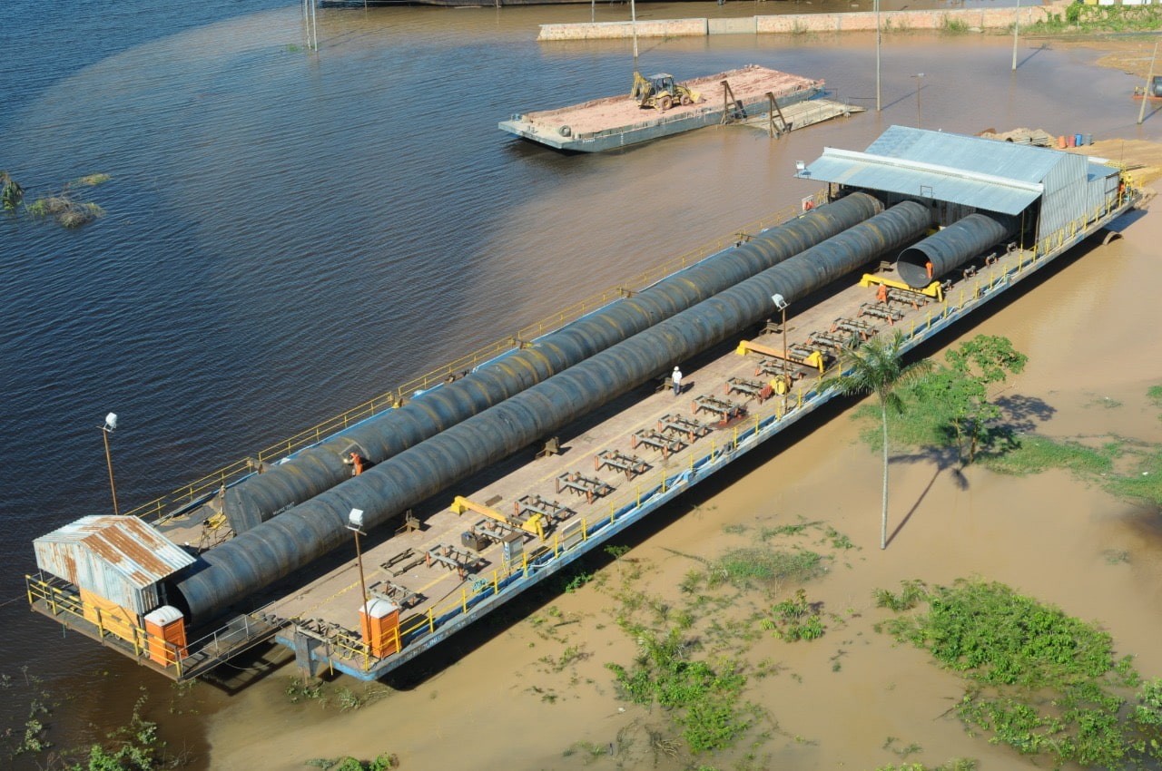 Vista aérea de estrutura metálica instalada no Rio Negro para construção da ponte