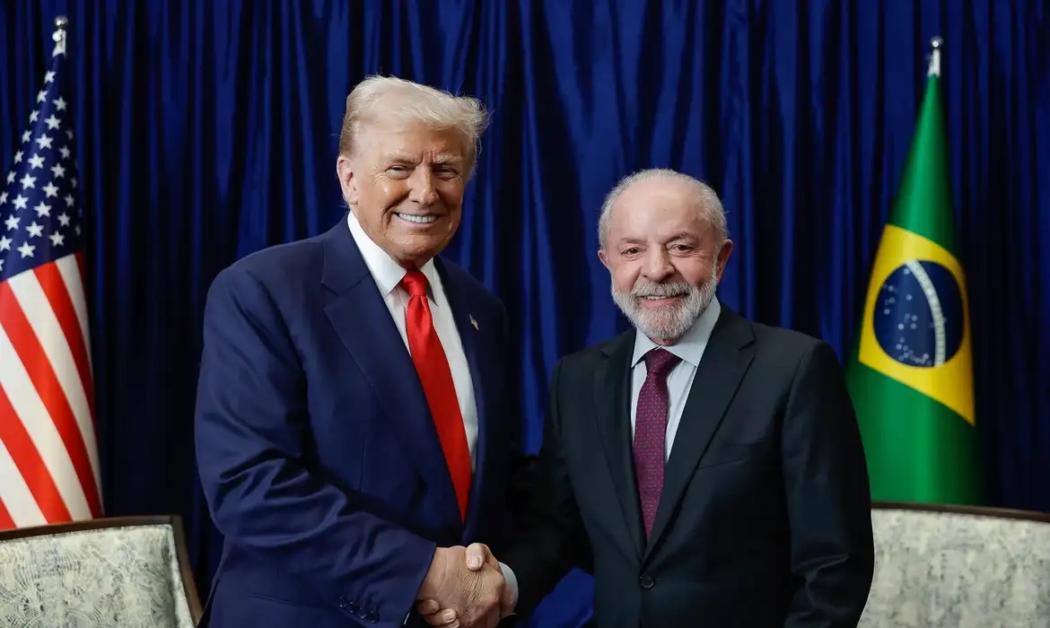 Lula e Trump tiveram encontro neste domingo, na Malásia, e anunciaram abertura oficial de negociações que envolvem tarifas sobre produtos brasileiros no mercado americano.
Foto: Ricardo Stuckert / Presidência da República