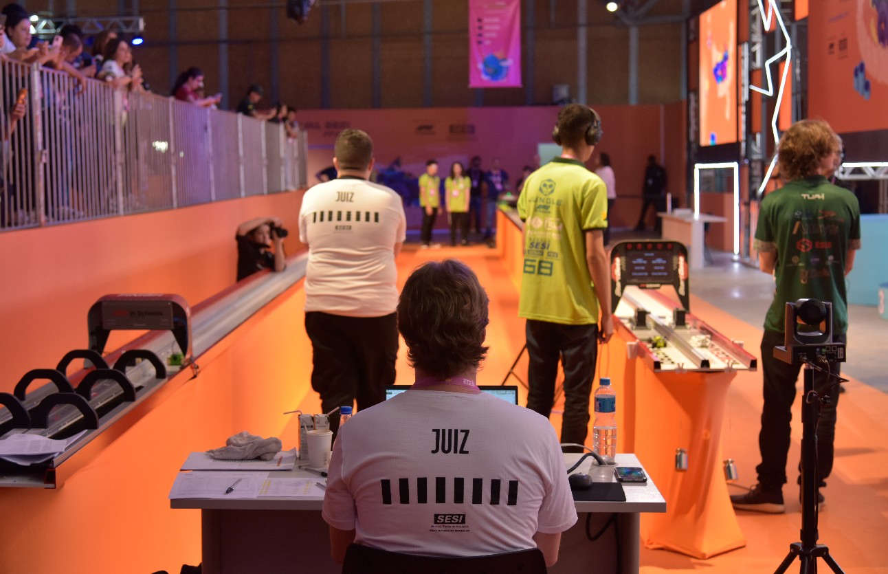 A camiseta dos juízes de arena é cinza ou listrado preto branco, bem parecida com a dos juízes de futebol