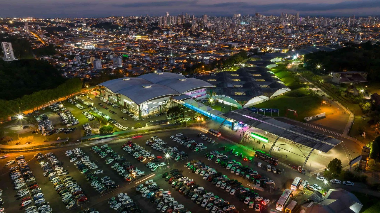 Com crescimento de 18,75% de área, totalizando 38 mil m², maior feira de inovação industrial da América Latina será realizada de 17 a 20 de outubro, em Caxias do Sul foto: paisagem noturna, com vários prédios ao fundo e um espaço de eventos em destaque.