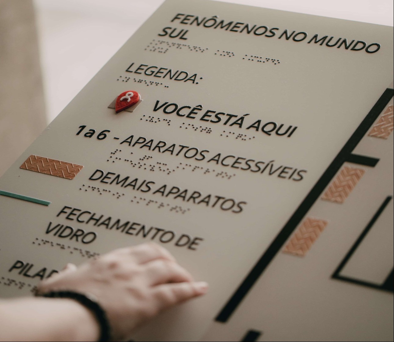 O SESI Lab oferece legendas e textos de orientação em braille e com caracteres ampliados em determinados aparatos.
Foto: Divulgação / SESI Lab