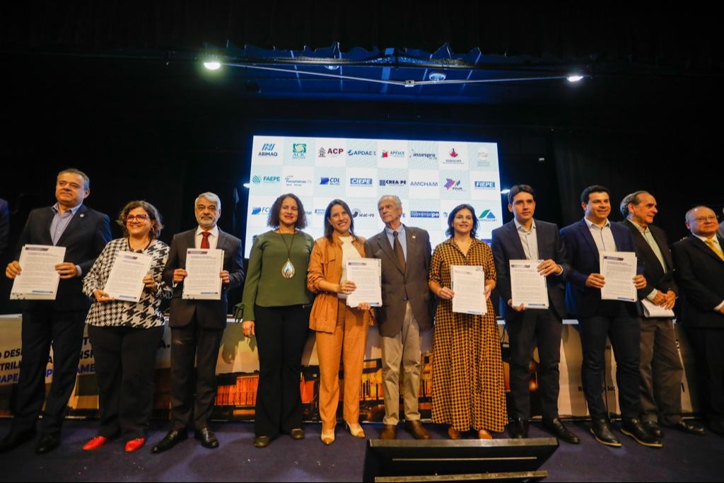 foto: grupos de pessoas segurando certificado