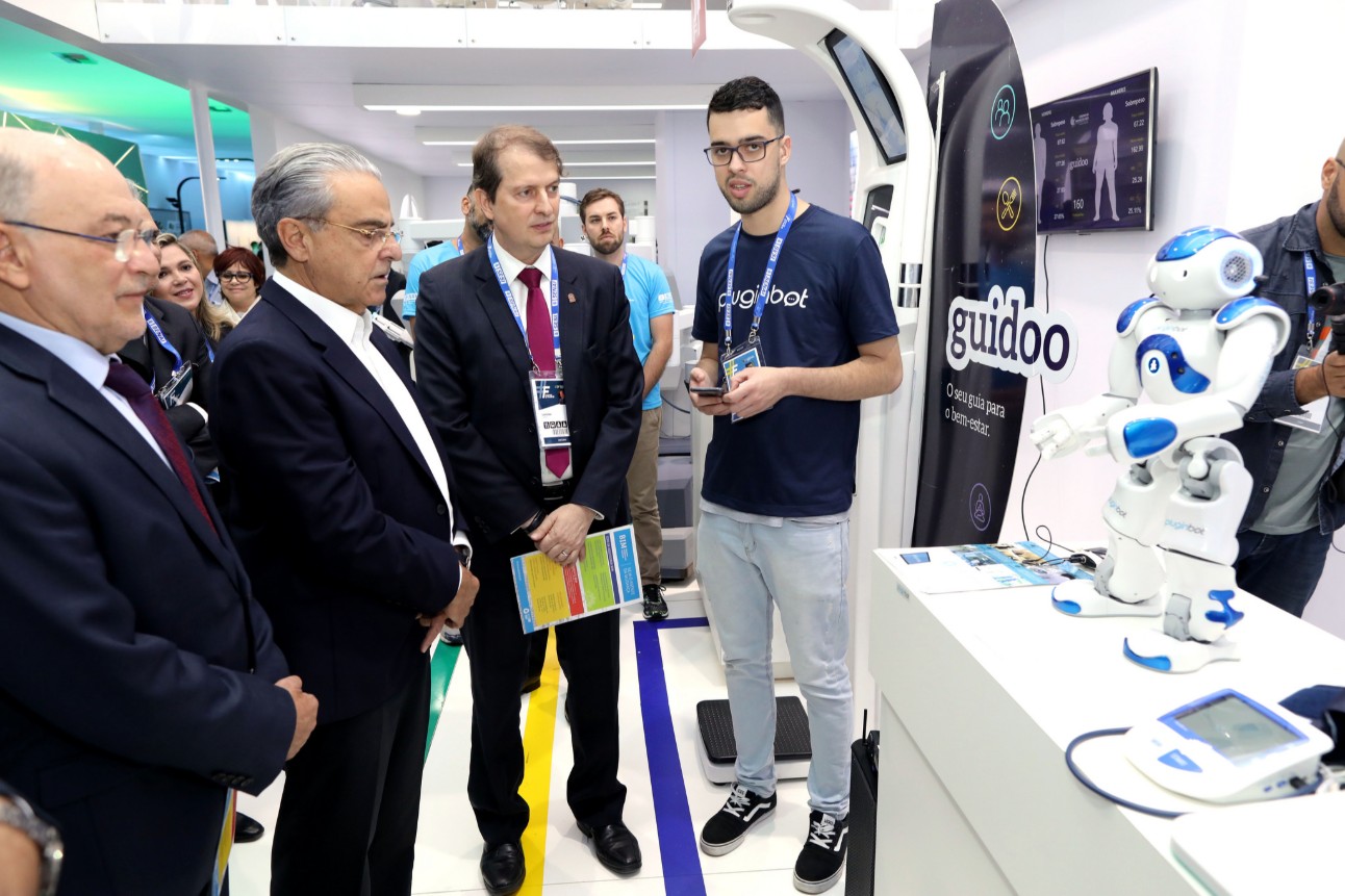 Presidente da CNI, Robson Braga de Andrade (centro), e ministro do TCU Aroldo Cedraz (esq) visitam uma das atrações da OC2018