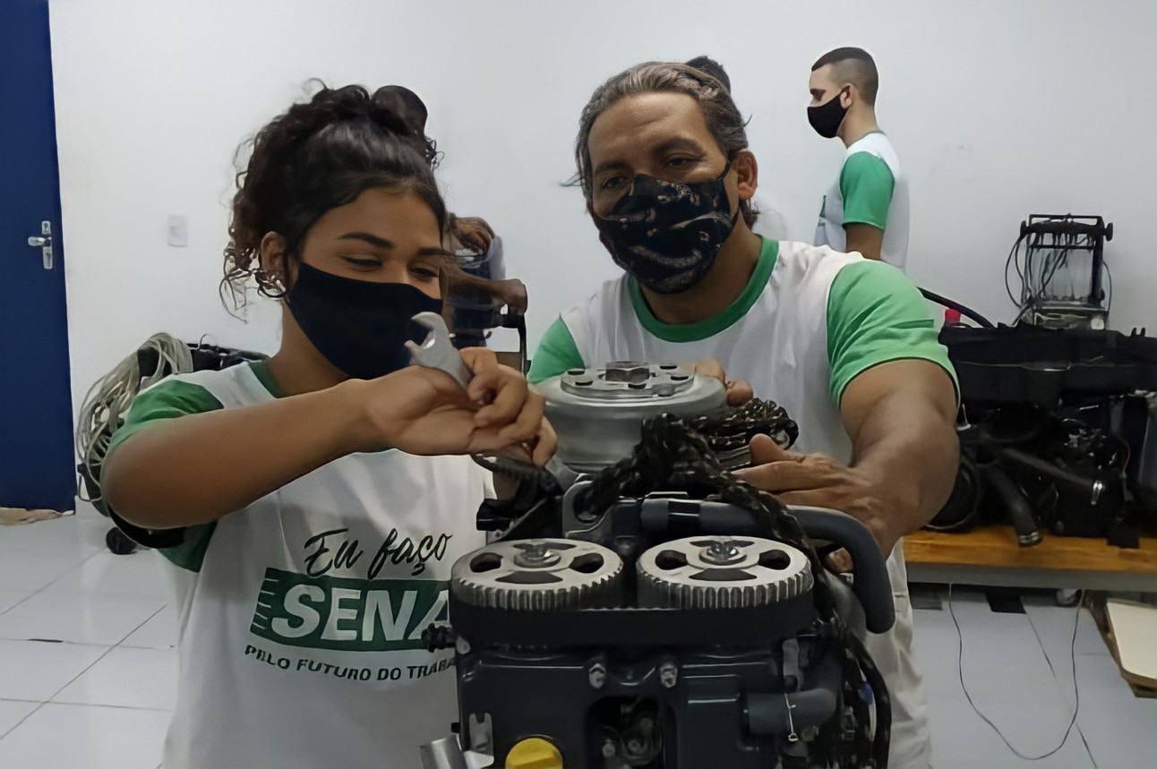 A formação da jovem na área de mecânica de Motor de Embarcação acontece através do Programa SENAI de Ações Inclusivas - PSAI