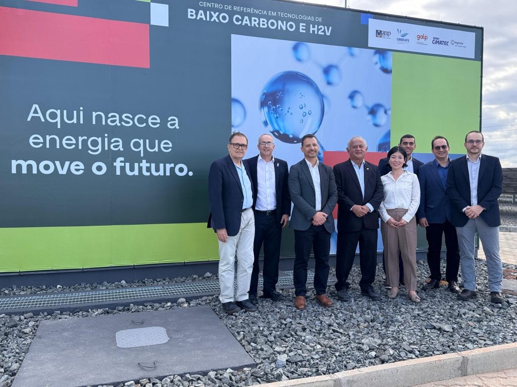 Autoridades e representantes das instituições parceiras durante a inauguração do Centro de Referência em Tecnologias de Baixo Carbono e Hidrogênio Verde, no SENAI Cimatec Park, em Camaçari (BA)