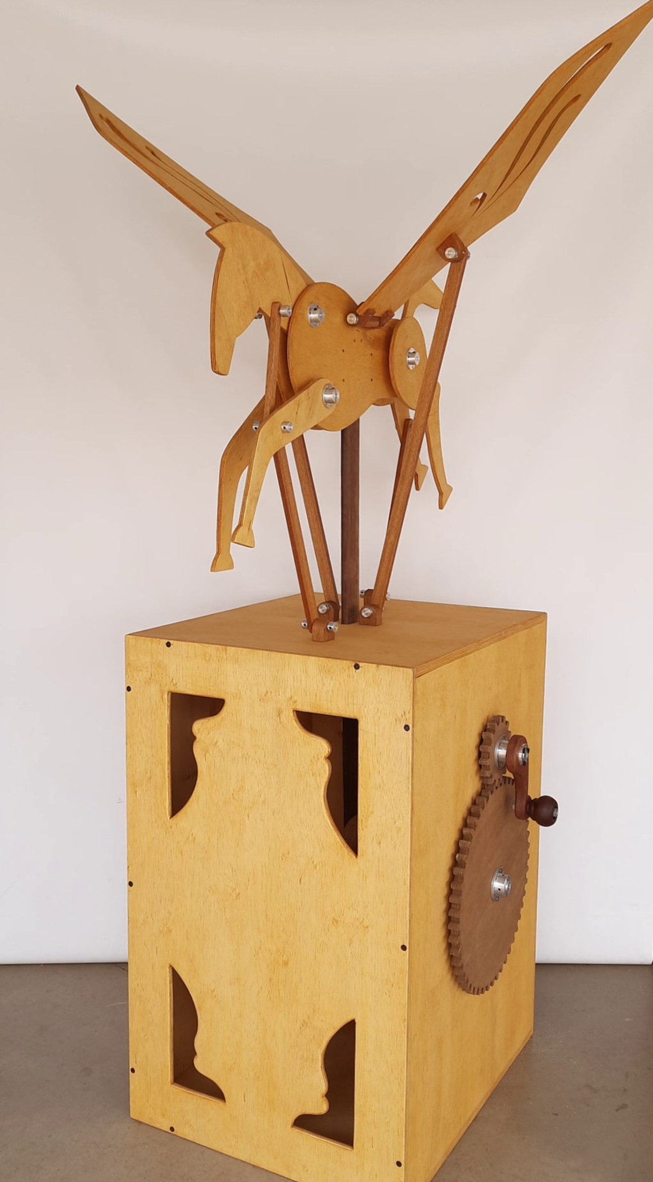Caixa de madeira clara com animal esculpido em cima