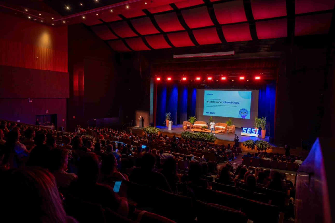 Mais de 600 educadores, gestores, pesquisadores e especialistas participaram do primeiro dia do 4º Seminário Internacional de Educação Inclusiva do SESI, realizado em Fortaleza. Foto: George Lucas e Paula Amaral / FIEC