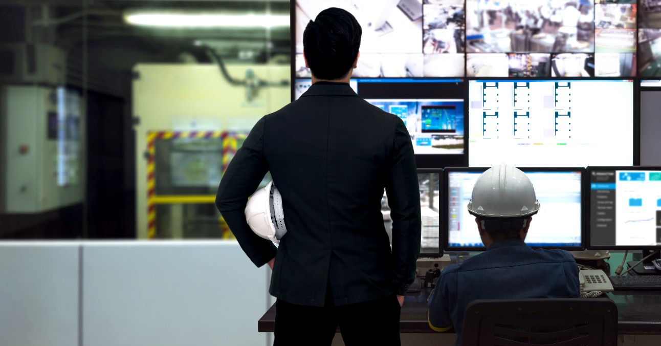 Engenheiro e gerente monitorando o processo de trabalho em uma fábrica