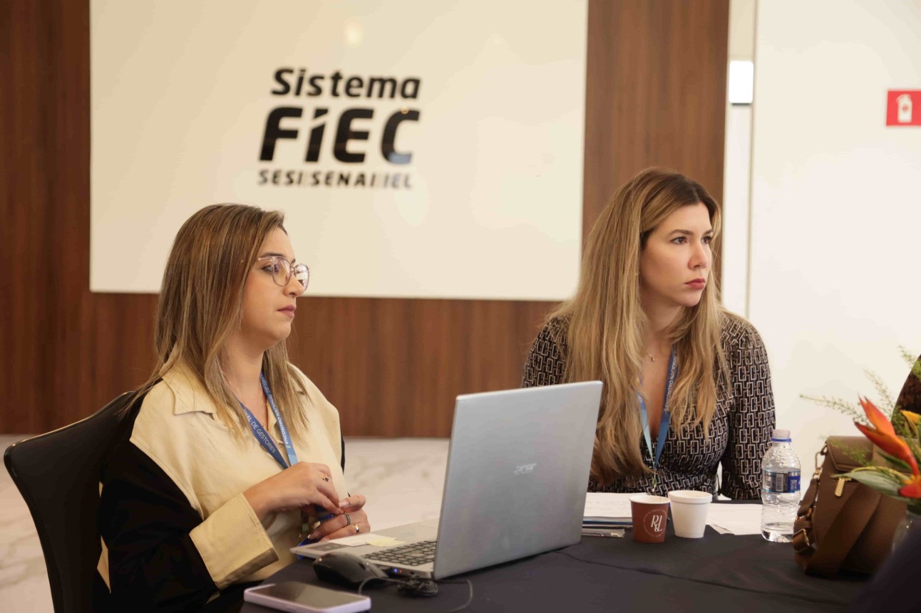 Vanessa Macedo, da FIEG, à esquerda, apresentou iniciativa que ajudou indústrias moveleiras a melhorar a gestão ambiental e reduzir custos com resíduos. Fotos: Luiza Mendes e Lucas Mendes