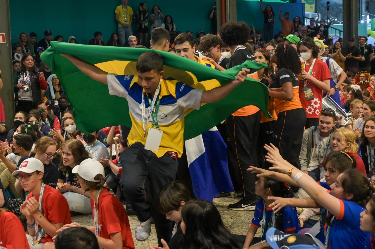 Estudantes desenvolvem carro de corrida elétrico com carregamento