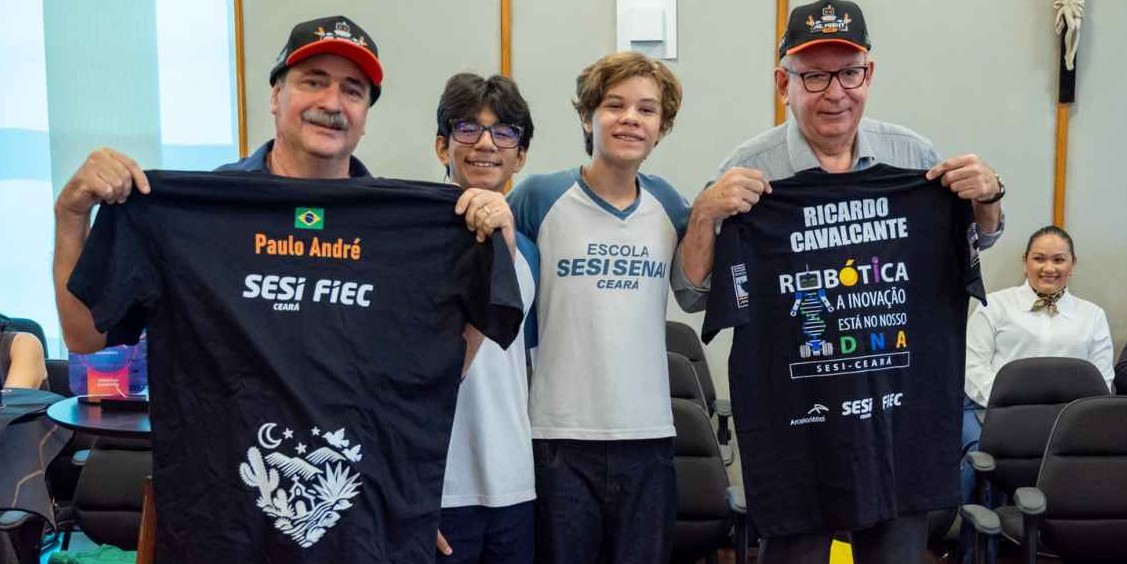 Paulo André Holanda, diretor regional do SENAI Ceará, e Ricardo Cavalcante, presidente da FIEC, participam da homenagem aos estudantes Miguel Mota e Thales Silva, campeões da etapa das Américas da Olimpíada Mundial de Robótica. Foto: José Sobrinho / FIEC