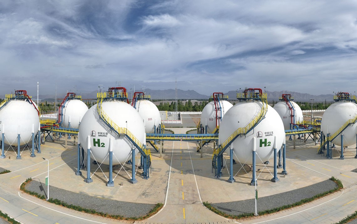 Tanques de armazenamento da maior refinaria chinesa de hidrogênio verde, na cidade de Kuqa, no noroeste do país