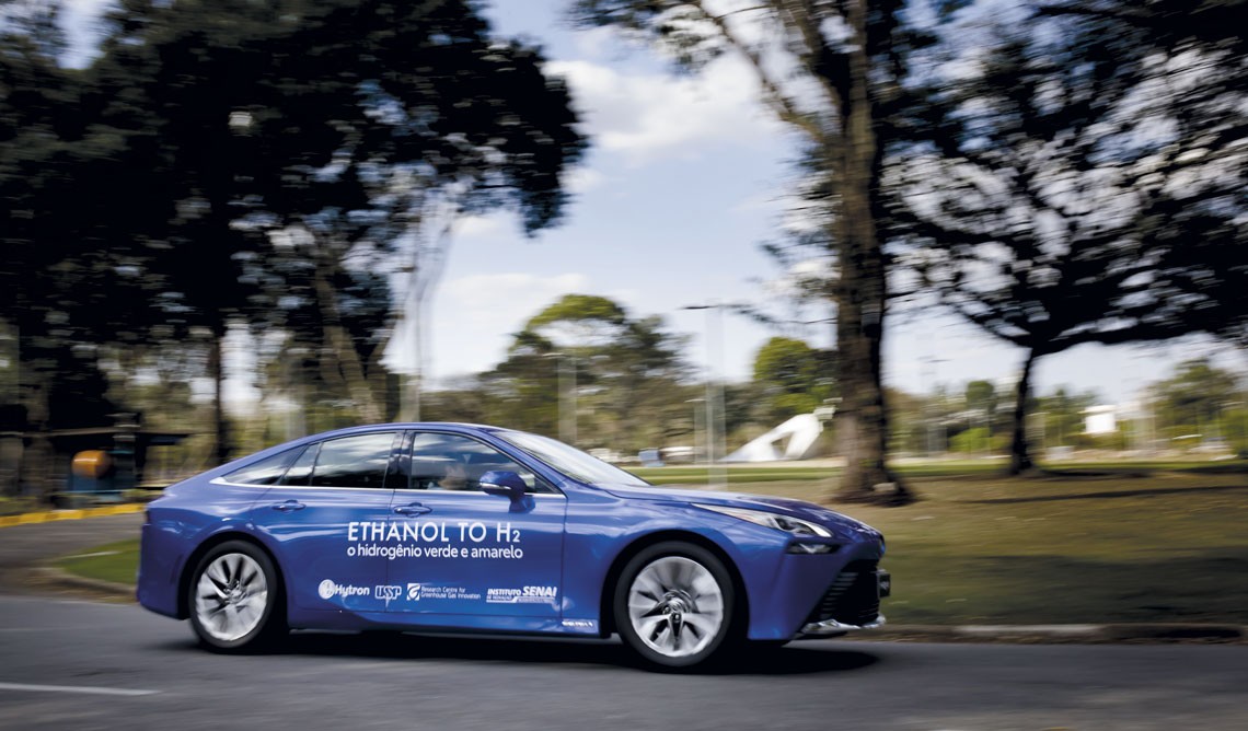 Carro da Toyota preparado para rodar com hidrogênio gerado com álcool combustível