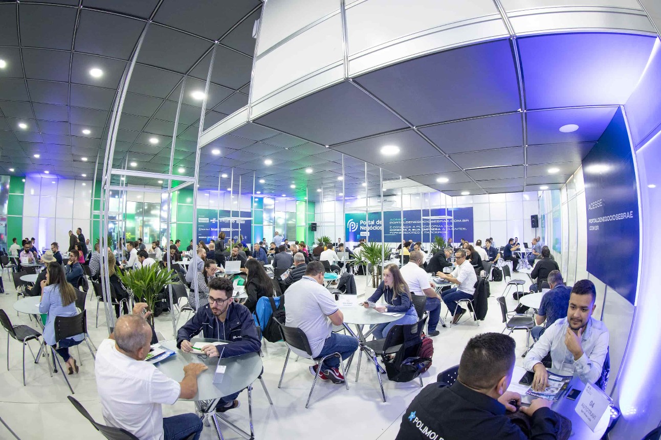 grupo de pessoas juntas em espaço de eventos