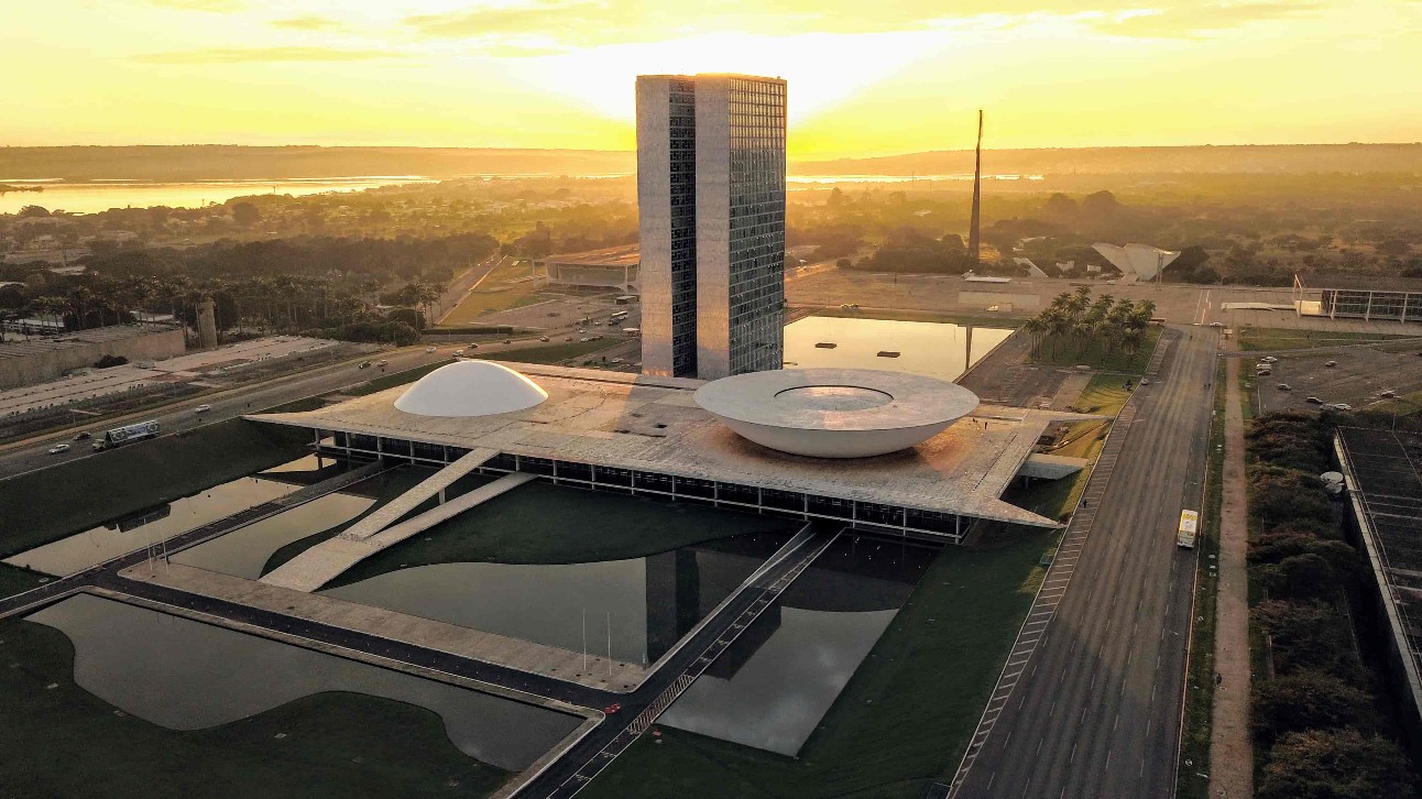 Foto aérea do Congresso Nacional de Brasília no por do sol