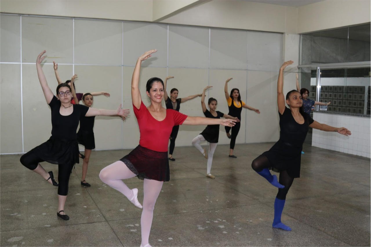 No decorrer do ano, as turmas de balé e jazz participam de várias apresentações, espetáculos de companhias e espetáculos que o próprio núcleo de dança realiza para a comunidade em geral