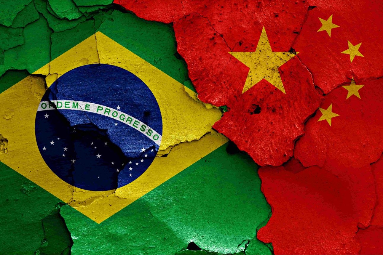 bandeiras do Brasil e da China pintadas em parede rachada