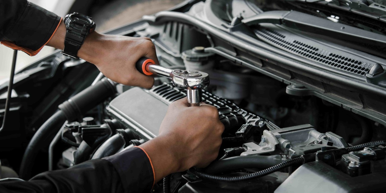 Mecânico consertando um carro em casa. Reparo e manutenção.