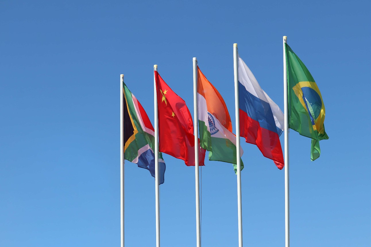 Bandeiras do BRICS tremulando contra o céu azul claro. Cúpula Brasil, Rússia, Índia, China e África do Sul