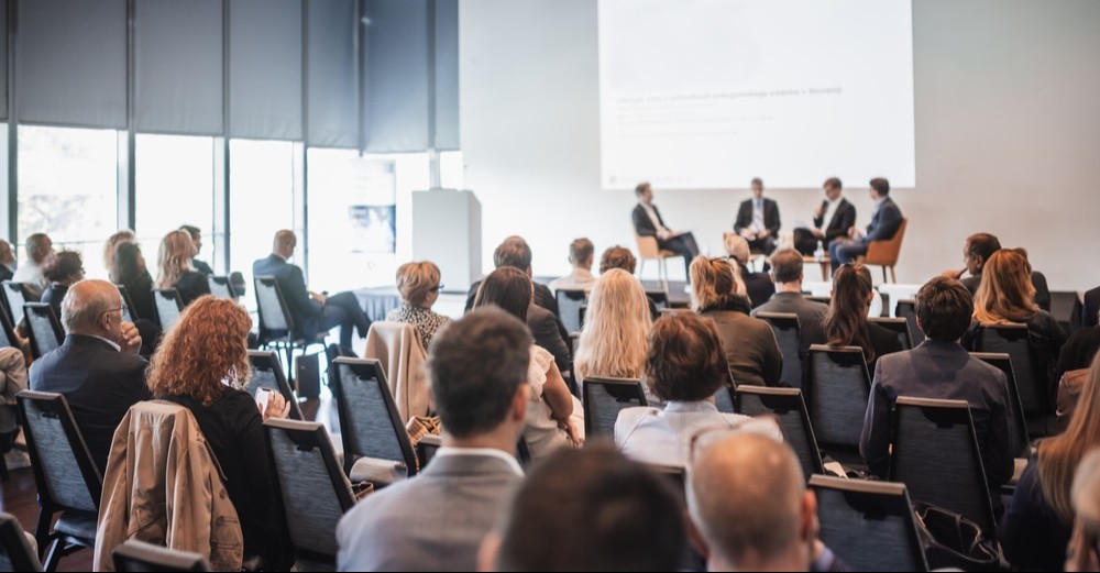 Entrevista e mesa redonda na convenção e apresentação de negócios. Audiência na sala de conferências. Simpósio de Negócios e Empreendedorismo.
