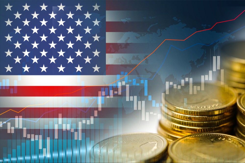 Investimentos no mercado de ações, negociação financeira, moedas e bandeira dos EUA ou Forex para analisar dados de tendências de negócios financeiros e de lucro.