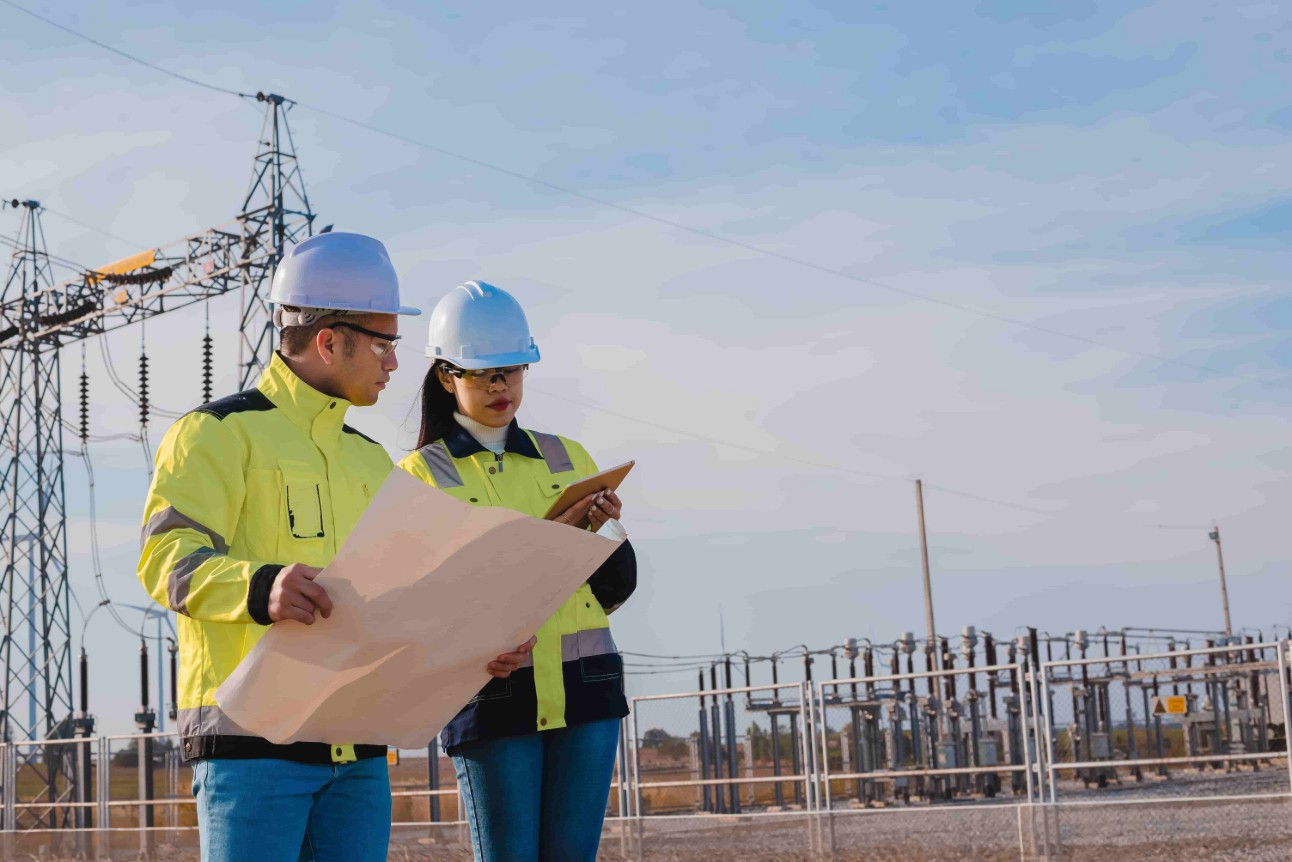 Engenheiro e arquiteto estão trabalhando juntos para planejar a instalação de turbinas eólicas a fim de fornecer energia de backup com seriedade