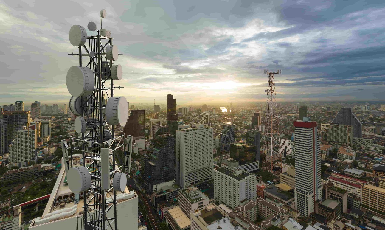 Vista aérea de cidade com antena, prédios e céu de dia