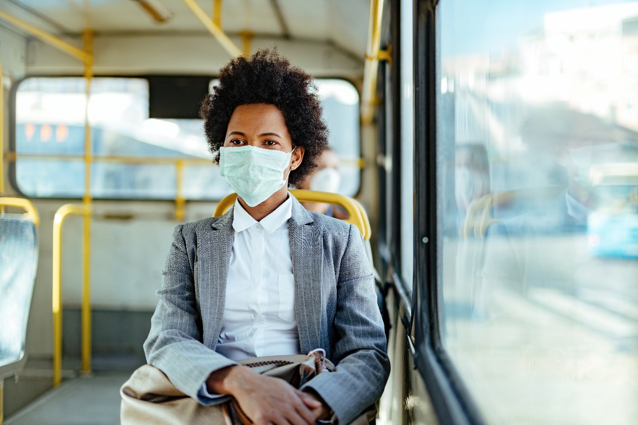 Maioria da população usa máscara no transporte público