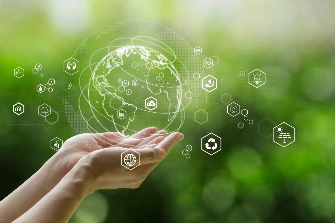 Conceito de Objetivo de Desenvolvimento Sustentável (ODS). Mãos segurando uma rede de comunicação global com um ícone de meio ambiente em um fundo verde. Tecnologia verde e tecnologia ambiental.