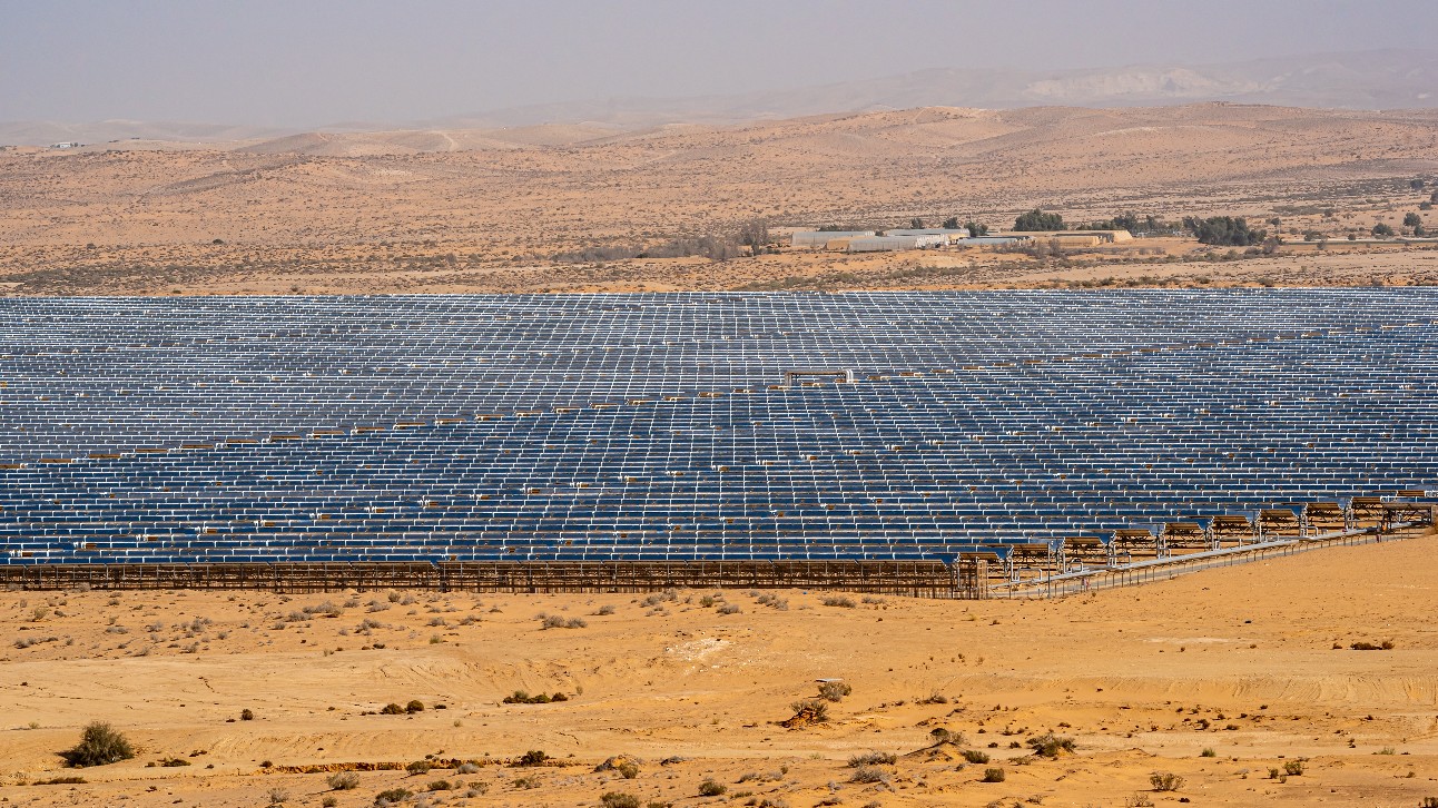 Ashalim Power Station é a primeira usina solar térmica ou de energia solar concentrada (CSP) em Israel. A estação de energia solar é construída no deserto de Negev