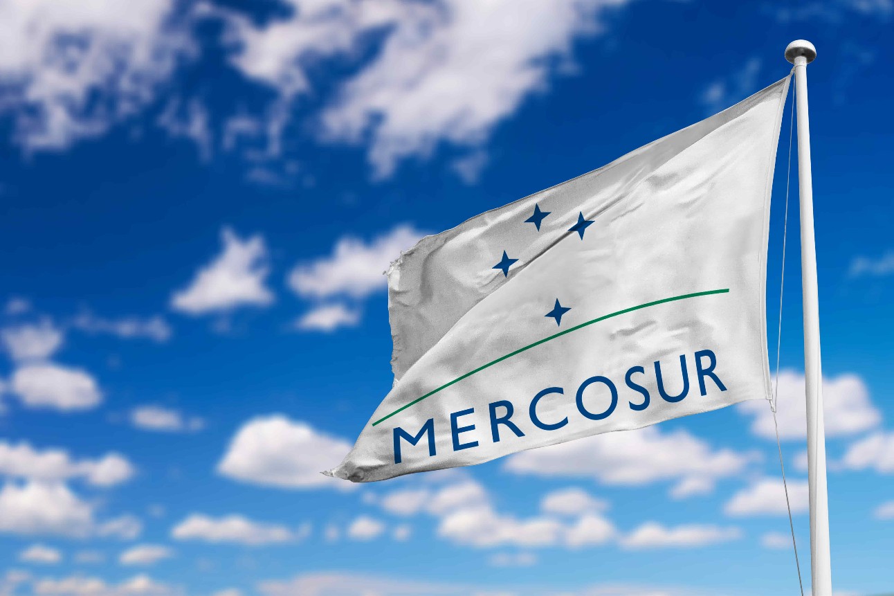Bandeira do Mercosul com céu atrás