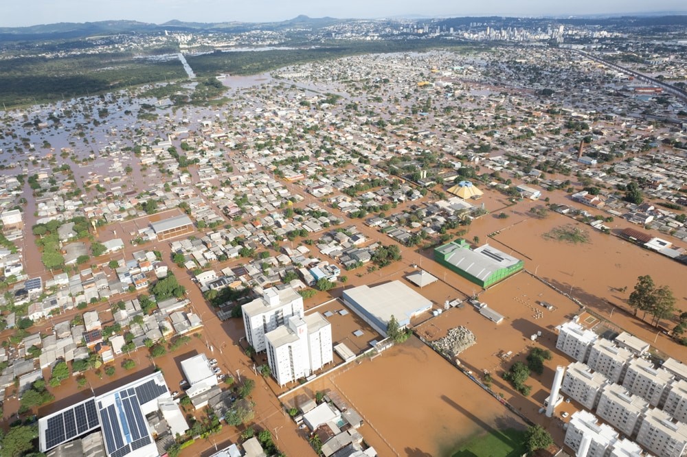 Cidade do Rio Grande do Sul coberta d'água devido as enchentes de abril de 2024.