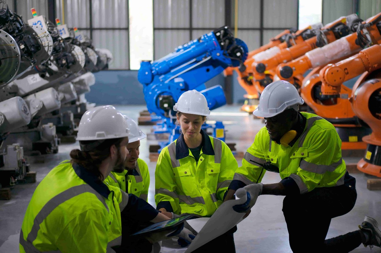 Trabalho de engenheiro em fábrica de braços robóticos. Conceito de tecnologia e engenharia.