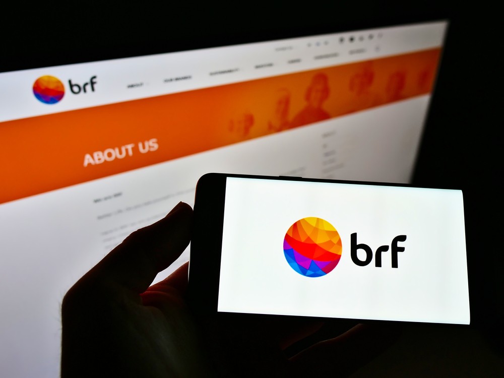 foto colorida de telas com logo da BRF