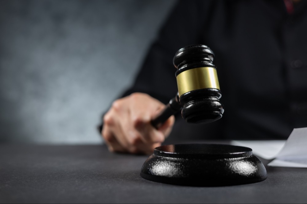 martelo do juiz na mão juízes é colocado em uma mesa no escritório do advogado e é frequentemente usado antes de veredictos são lidos para os queixosos, e réus no tribunal