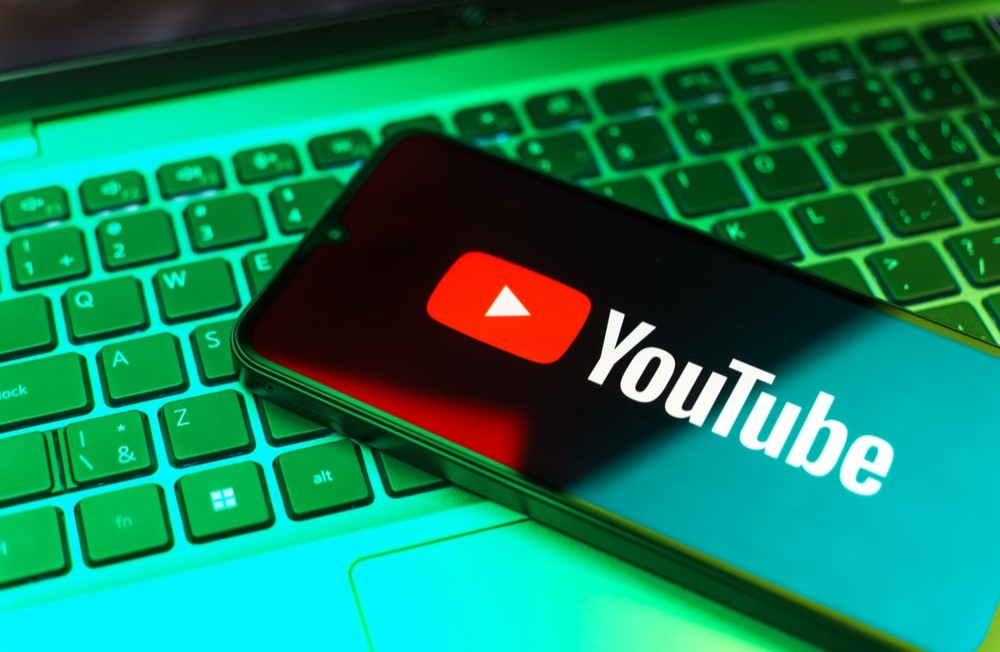 Praga, Chéquia - 7 20 2024: Smartphone na superfície mostrando o logotipo do Youtube. O YouTube é uma rede social projetada para carregar vídeos.